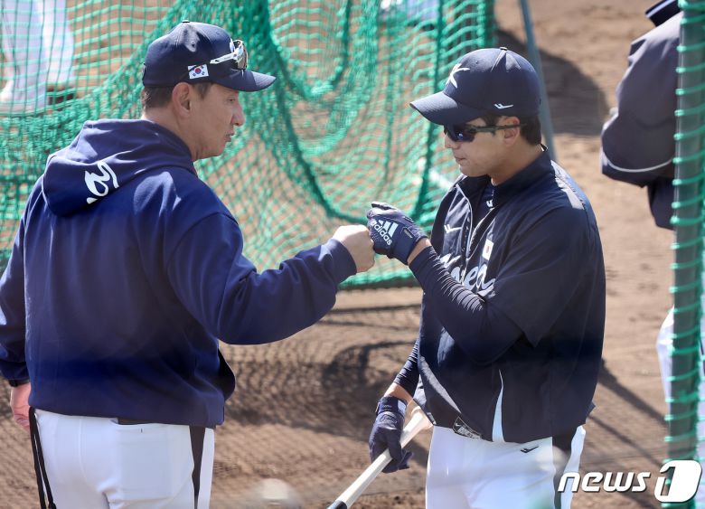 2023 월드베이스볼클래식(WBC)에 출전하는 야구 국가대표팀 이정후가 5일 오후 일본 오사카마이시마 버팔로스 스타디움에서 배팅 훈련를 마친 후 심재학 코치(왼쪼)와 주먹을 맞대고 있다. 대표팀은 6일 일본 오사카 교세라돔에서 일본 프로야구 오릭스 버펄로스, 7일 같은 장소에서 한신 타이거스와 공식 연습경기를 치른 후 9일 일본 도쿄돔에서 호주와 본선 1라운드 첫 경기를 치른다. 2023.3.5/뉴스1 ⓒ News1 김진환 기자