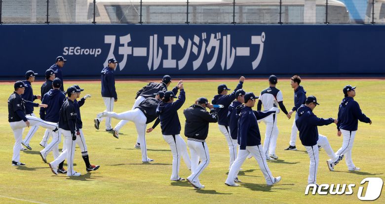 2023 월드베이스볼클래식(WBC)에 출전하는 야구 국가대표팀 선수들이 5일 오후 일본 오사카마이시마 버팔로스 스타디움에서 훈련 전 스트레칭을 하고 있다. 대표팀은 6일 일본 오사카 교세라돔에서 일본 프로야구 오릭스 버펄로스, 7일 같은 장소에서 한신 타이거스와 공식 연습경기를 치른 후 9일 일본 도쿄돔에서 호주와 본선 1라운드 첫 경기를 치른다. 2023.3.5/뉴스1 ⓒ News1 김진환 기자