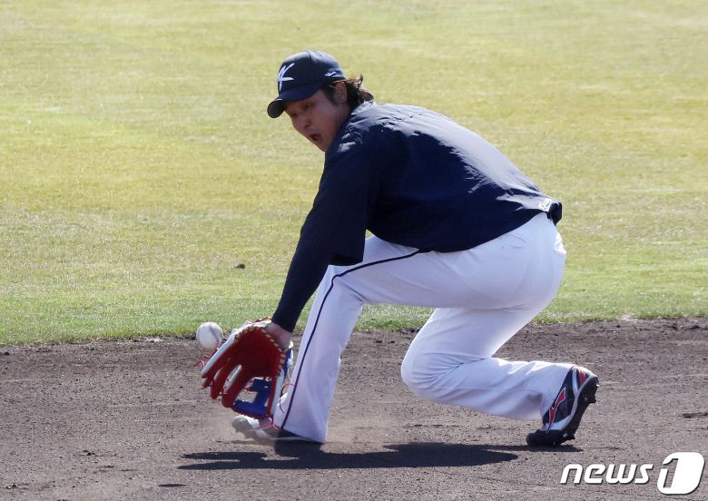 2023 월드베이스볼클래식(WBC)에 출전하는 야구 국가대표팀 3루수 최정이 5일 오후 일본 오사카마이시마 버팔로스 스타디움에서 수비 훈련를 하고 있다. 대표팀은 6일 일본 오사카 교세라돔에서 일본 프로야구 오릭스 버펄로스, 7일 같은 장소에서 한신 타이거스와 공식 연습경기를 치른 후 9일 일본 도쿄돔에서 호주와 본선 1라운드 첫 경기를 치른다. 2023.3.5/뉴스1 ⓒ News1 김진환 기자