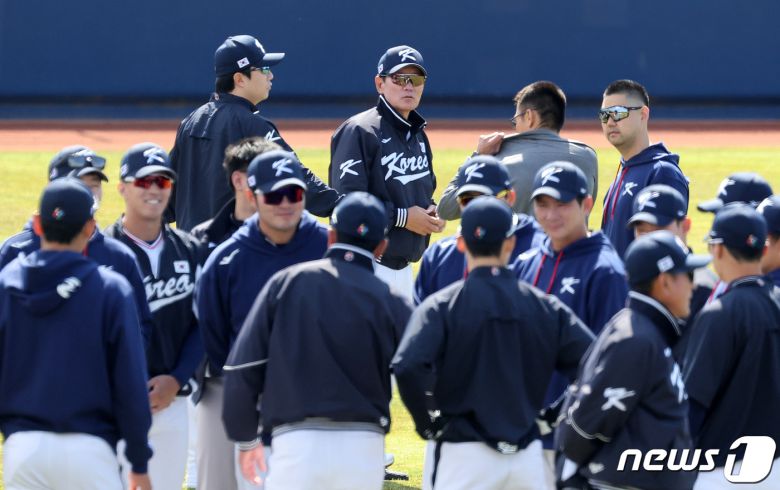 2023 월드베이스볼클래식(WBC)에 출전하는 야구 국가대표팀 이강철 감독이 5일 오후 일본 오사카마이시마 버팔로스 스타디움에서 훈련 전 선수들을 바라보고 있다. 대표팀은 6일 일본 오사카 교세라돔에서 일본 프로야구 오릭스 버펄로스, 7일 같은 장소에서 한신 타이거스와 공식 연습경기를 치른 후 9일 일본 도쿄돔에서 호주와 본선 1라운드 첫 경기를 치른다. 2023.3.5/뉴스1 ⓒ News1 김진환 기자