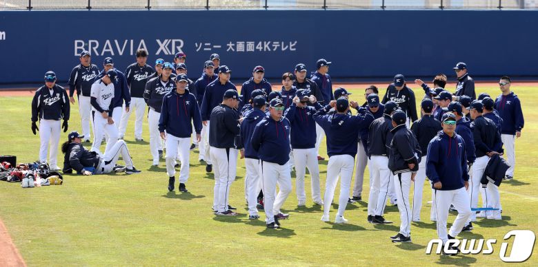 2023 월드베이스볼클래식(WBC)에 출전하는 야구 국가대표팀 선수들이 5일 오후 일본 오사카마이시마 버팔로스 스타디움에서 훈련 전 미팅을 하고 있다. 대표팀은 6일 일본 오사카 교세라돔에서 일본 프로야구 오릭스 버펄로스, 7일 같은 장소에서 한신 타이거스와 공식 연습경기를 치른 후 9일 일본 도쿄돔에서 호주와 본선 1라운드 첫 경기를 치른다. 2023.3.5/뉴스1 ⓒ News1 김진환 기자