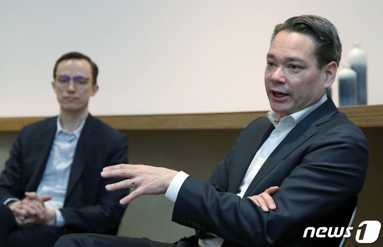 지난 1일(현지시간) 스페인 바르셀로나에서 열린 '모바일월드콩그레서'(MWC) 현장에서 한네스 엑스트롬 에릭슨엘지 CEO(오른쪽)와 장 크리스토프 라네리 에릭슨 인지 네트워크 솔루션 부문 책임(부사장)이 '뉴스1'과 인터뷰를 진행하고 있다. 2023.3.1/뉴스1 ⓒ News1 박정호 기자