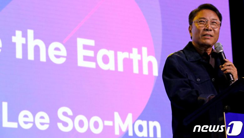 이수만 SM엔터테인먼트 전 총괄 프로듀서가 14일 서울 용산구 그랜드하얏트호텔에서 열린 한·몽 경제인 만찬에 참석해 기조연설을 하고 있다. 2023.2.14/뉴스1 ⓒ News1 장수영 기자