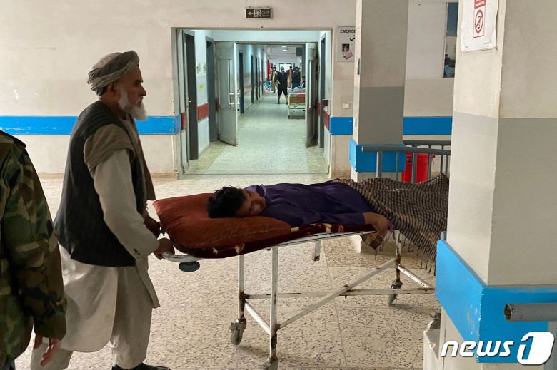 9일(현지시간) 아프가니스탄 발크주의 주지사 사무실에서 폭탄 테러가 발생해 주지사가 숨지고 2명의 민간인이 다쳤다. 다친 민간인들이 병원으로 이송되는 모습. 23.03.09 ⓒ AFP=뉴스1 ⓒ News1 김예슬 기자