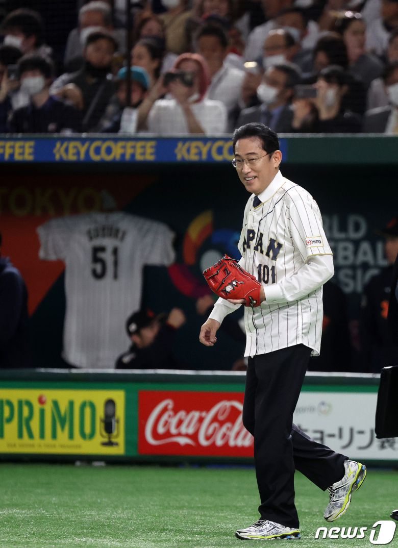 10일 오후 일본 도쿄돔에서 열리는 2023 월드베이스볼클래식(WBC) B조 1라운드 대한민국과 일본의 경기를 앞두고 기시다 후미오 일본 총리가 시구를 위해 마운드로 향하고 있다. 2023.3.10/뉴스1 ⓒ News1 김진환 기자