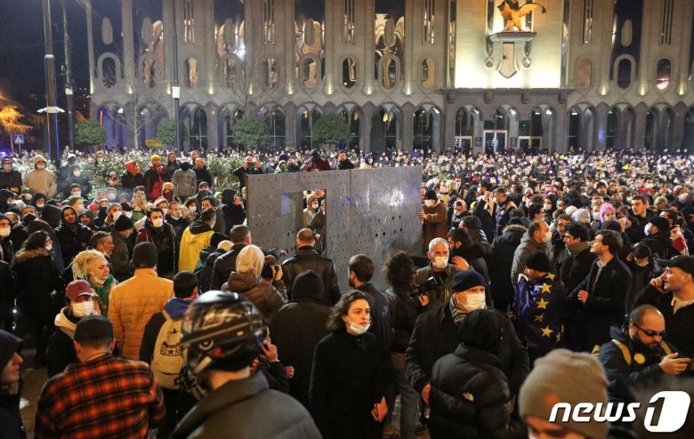 7일(현지시간) 조지아 수도 트빌리시 의회 건물 앞에 수많은 시민들이 의회가 추진하는 '외국 대리인법' 반대 시위를 벌이고 있다. 2023.3.7 ⓒ 로이터=뉴스1 ⓒ News1 정윤미 기자