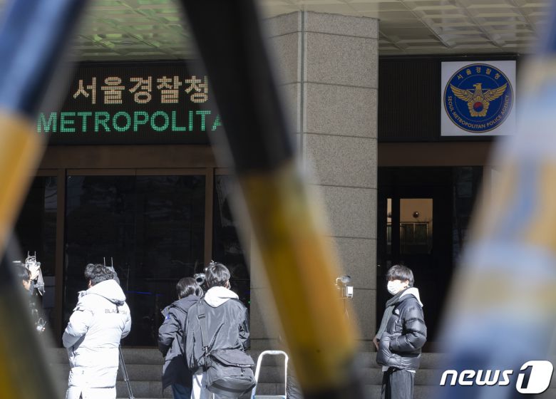 공수처가 현직 경찰 간부의 뇌물수수 혐의를 포착하고 서울경찰청을 압수수색하고 있다.  2023.2.21/뉴스1 ⓒ News1 신웅수 기자