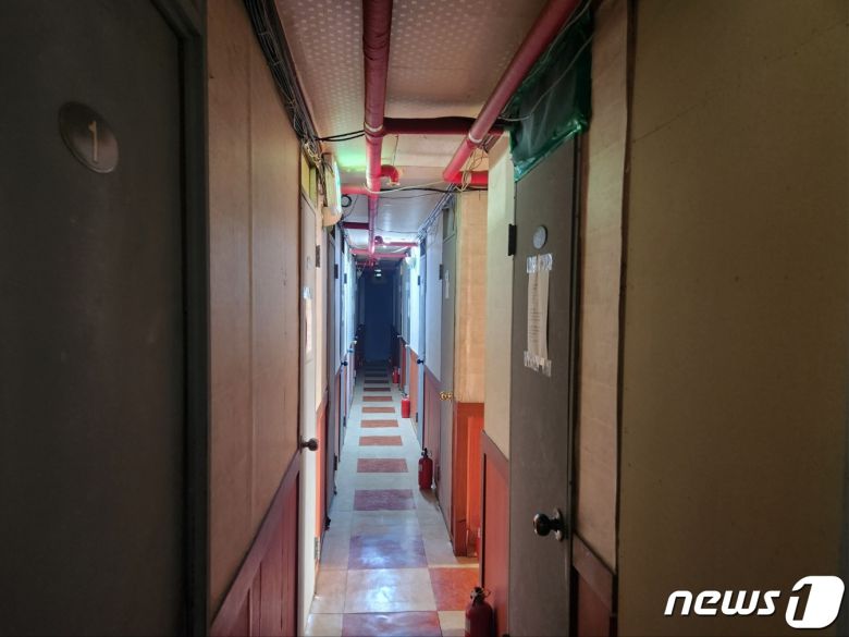 서울 동대문구의 한 고시원 복도.