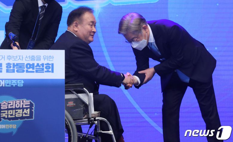 2021년 9월 6일 이재명 더불어민주당 대선 주자가 충북 청주시 CJB컨벤션센터에서 열린 세종·충북 지역 경선에서 이상민 선거위원장과 인사를 하고 있다. ⓒ News1 김용빈 기자