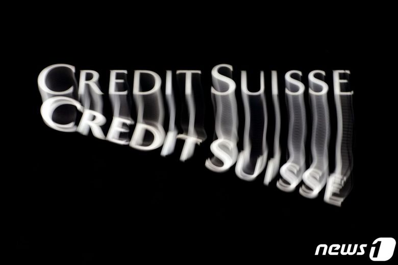 흔들리는 크레디트 스위스 시각물. ⓒ AFP=뉴스1