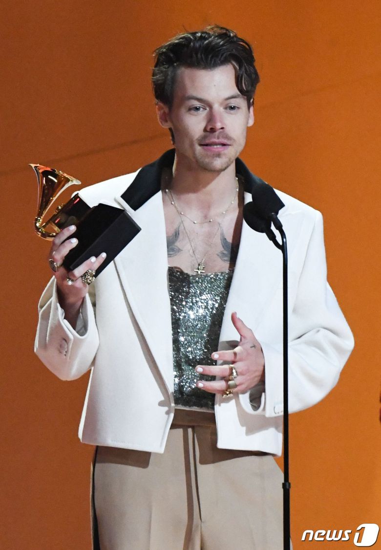 제65회 그래미 어워즈에서 올해의 앨범상을 수상한 해리 스타일스 ⓒ AFP=뉴스1