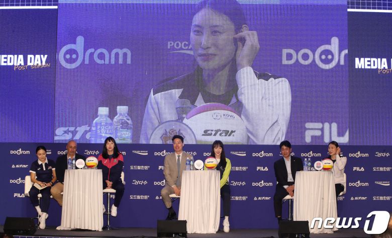 20일 오후 서울 마포구 누리꿈스퀘어에서 열린 도드람 2022-2023 V리그 포스트시즌 여자부 미디어데이에서 한국도로공사 배유나가 발언을 하고 있다. 2023.3.20/뉴스1 ⓒ News1 임세영 기자