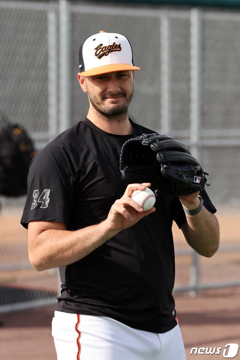 한화 이글스 스미스가 18일(현지시간) 미국 애리조나주 메사 벨뱅크파크에서 열린 '2023 한화 스프링캠프'에서 투구 훈련을 하고 있다. 2023.2.19/뉴스1 ⓒ News1 황기선 기자