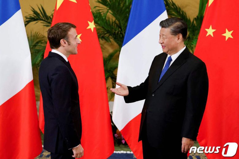 15일(현지시간) 에마뉘엘 마크롱 프랑스 대통령(좌)이 올해 주요 20개국(G20) 정상회의를 계기로 인도네시아에 방문한 가운데 시진핑 중국 국가주석과의 정상회담을 가졌다. ⓒ AFP=뉴스1 ⓒ News1 정윤영 기자