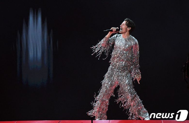 그래미 어워즈에서 공연하는 해리 스타일스 ⓒ AFP=뉴스1