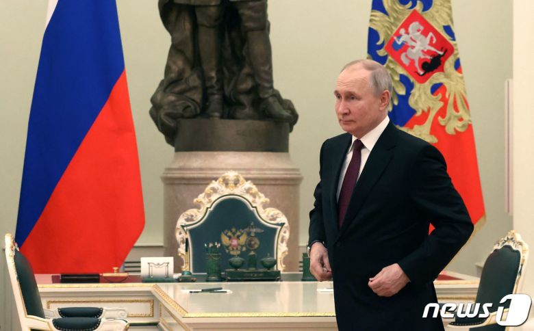 블라디미르 푸틴 러시아 대통령이 20일(현지시간) 3년 9개월만에 방문한 모스크바를 방문한 시진핑 중국 국가주석과 크렘린 궁에서 비공식 회담을 갖기 위해 도착을 하고 있다. ⓒ AFP=뉴스1 ⓒ News1 우동명 기자