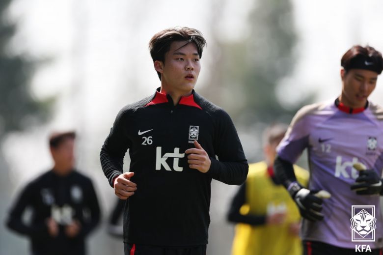 26번이 적힌 훈련복을 입고 몸을 푸는 오현규 (대한축구협회 제공)