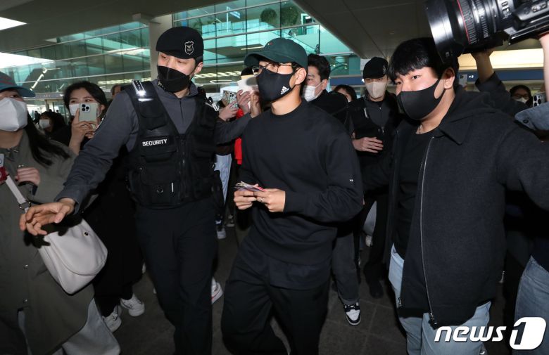 대한민국 축구 국가대표팀에 소집된 이강인이 21일 오후 인천국제공항을 통해 입국하고 있다. 2023.3.21/뉴스1 ⓒ News1 박정호 기자