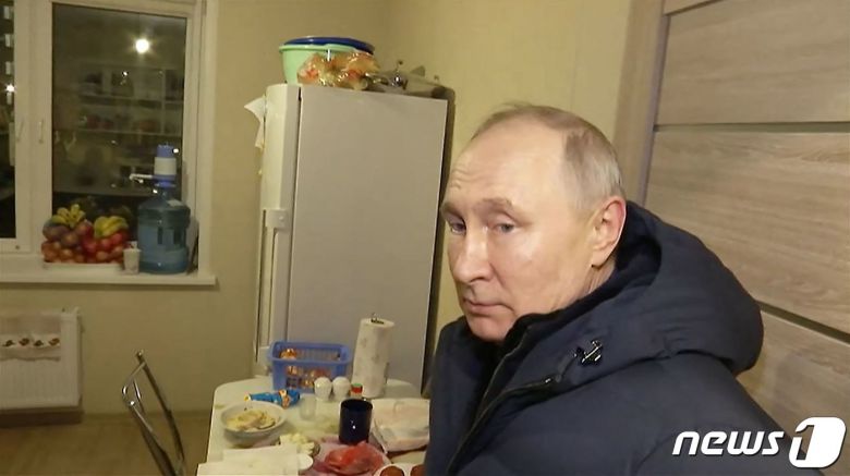 블라디미르 푸틴 러시아 대통령이 19일(현지시간) 우크라이나 점령지인 도네츠크의 마리우폴을 깜짝 방문해 신축 건물을 둘러 보고 있다. ⓒ AFP=뉴스1 ⓒ News1 우동명 기자