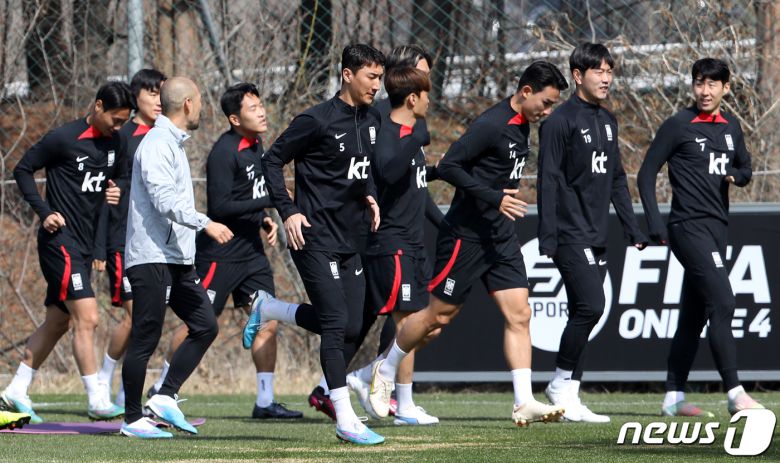대한민국 축구 국가대표팀 손흥민을 비롯한 선수들이 21일 오전 경기도 파주 축구국가대표트레이닝센터(NFC)에서 훈련을 하고 있다. 2023.3.21/뉴스1 ⓒ News1 민경석 기자
