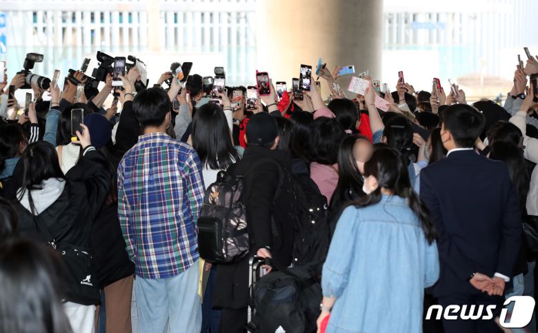 대한민국 축구 국가대표팀에 소집된 이강인이 21일 오후 인천국제공항을 통해 입국해 팬들에게 둘러싸여 있다. 2023.3.21/뉴스1 ⓒ News1 박정호 기자