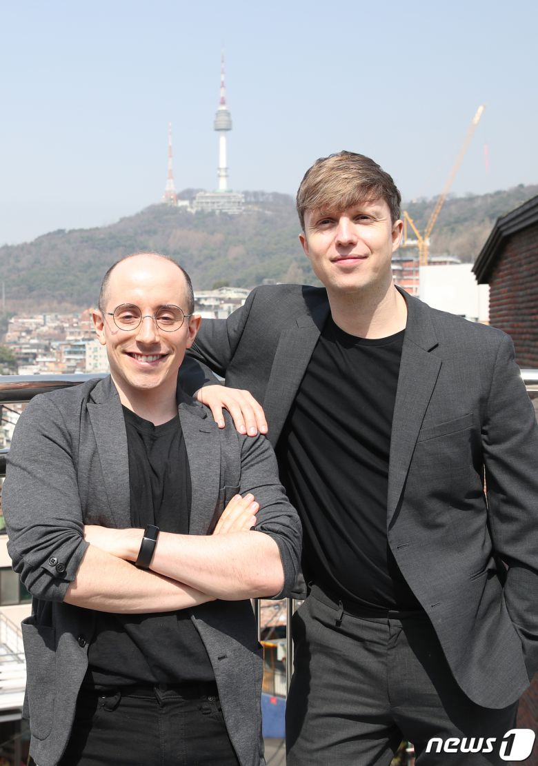 방송인  타일러 라쉬(왼쪽)과 줄리안 퀸타르트 / 뉴스1 ⓒ News1 권현진 기자