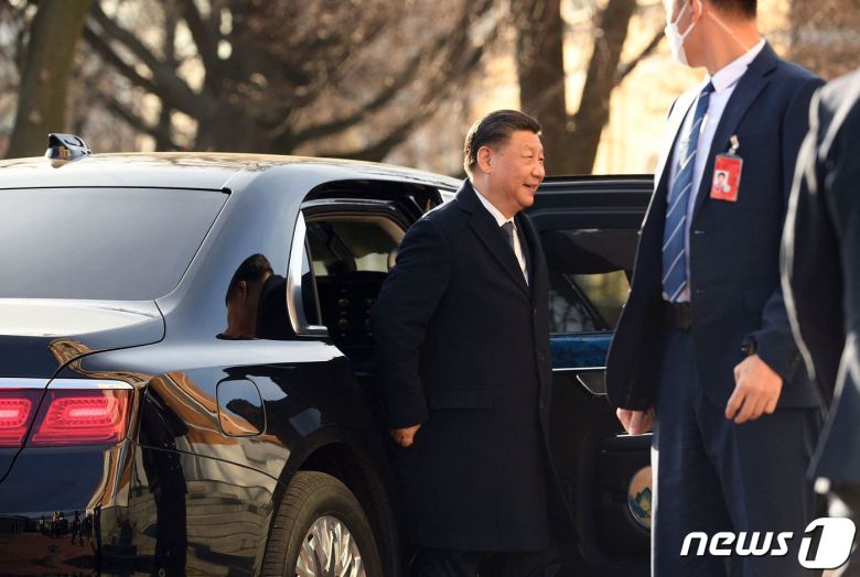 시진핑 중국 국가주석이 20일(현지시간) 3년 9개월만에 방문한 모스크바 크렘린 궁에서 블라디미르 푸틴 러시아 대통령과 회담을 갖기 위해 도착을 하고 있다. ⓒ AFP=뉴스1 ⓒ News1 우동명 기자