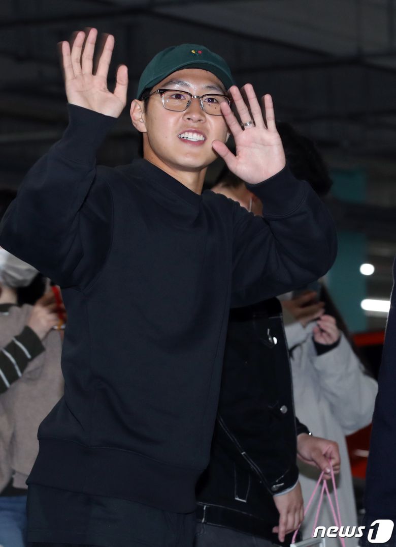 대한민국 축구 국가대표팀에 소집된 이강인이 21일 오후 인천국제공항을 통해 입국해 주차장에서 팬들과 1:1 포토타임을 마친 뒤 인사하고 있다. 2023.3.21/뉴스1 ⓒ News1 박정호 기자