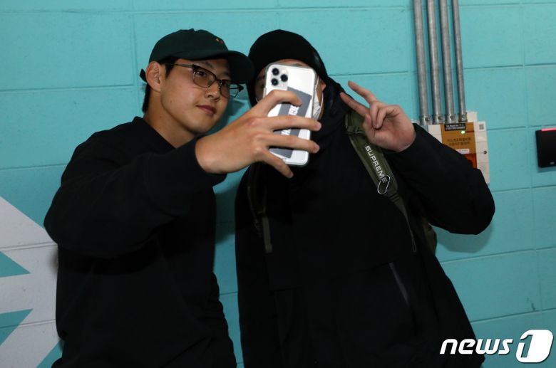 대한민국 축구 국가대표팀에 소집된 이강인이 21일 오후 인천국제공항을 통해 입국해 주차장에서 팬들과 1:1 포토타임을 갖고 있다. 2023.3.21/뉴스1 ⓒ News1 박정호 기자