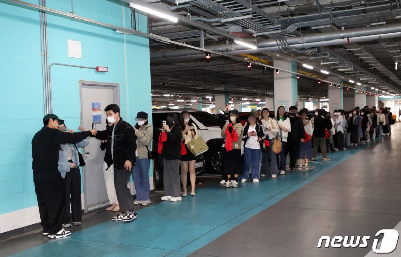 대한민국 축구 국가대표팀에 소집된 이강인이 21일 오후 인천국제공항을 통해 입국해 주차장에서 팬들과 1:1 포토타임을 갖고 있다. 2023.3.21/뉴스1 ⓒ News1 박정호 기자