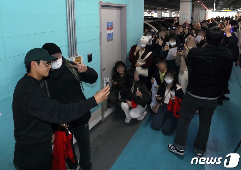 대한민국 축구 국가대표팀에 소집된 이강인이 21일 오후 인천국제공항을 통해 입국해 주차장에서 팬들과 1:1 포토타임을 갖고 있다. 2023.3.21/뉴스1 ⓒ News1 박정호 기자