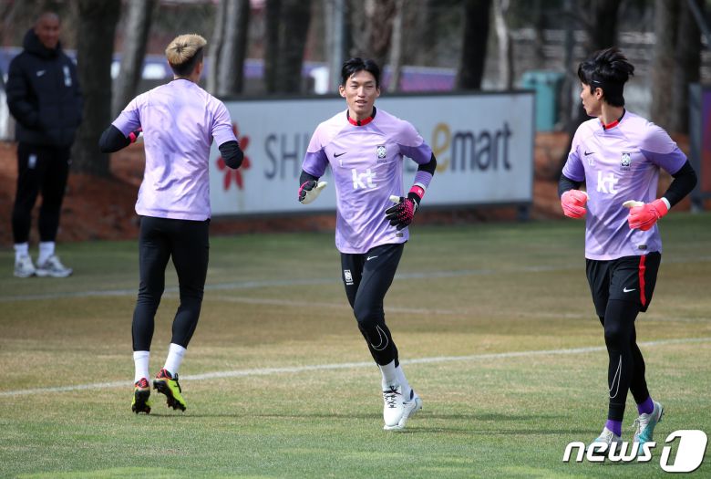 대한민국 축구 국가대표팀 조현우, 김승규, 송범근 골키퍼가 22일 오전 경기도 파주 축구국가대표트레이닝센터(NFC)에서 훈련을 하고 있다. 손흥민과 이강인, 김민재 등 카타르월드컵 주역 대부분이 승선한 클린스만호는 오는 24일 콜롬비아전(울산)과 28일 우루과이전(서울)을 치른다. 2023.3.22/뉴스1 ⓒ News1 박정호 기자
