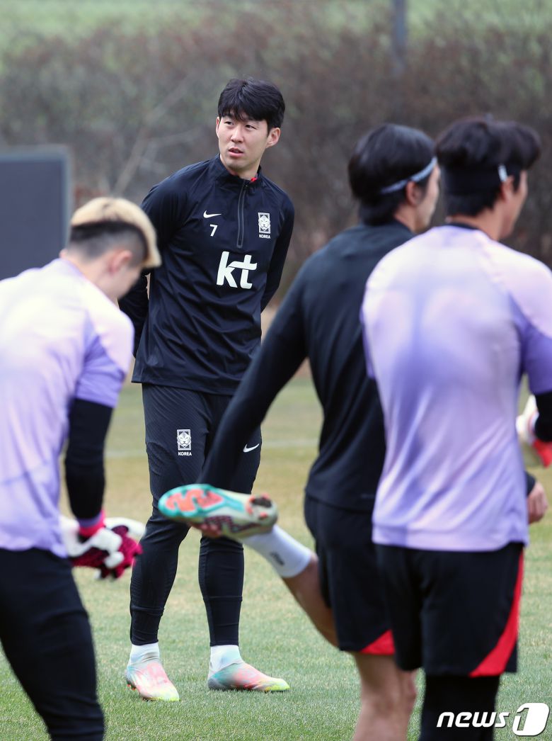 대한민국 축구 국가대표팀 손흥민이 22일 오전 경기도 파주 축구국가대표트레이닝센터(NFC)에서 훈련을 위해 이동하는 동료 선수들을 지켜보고 있다. 손흥민과 이강인, 김민재 등 카타르월드컵 주역 대부분이 승선한 클린스만호는 오는 24일 콜롬비아전(울산)과 28일 우루과이전(서울)을 치른다. 2023.3.22/뉴스1 ⓒ News1 박정호 기자
