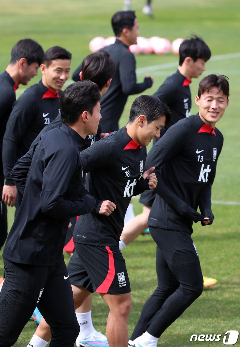 대한민국 축구 국가대표팀 이강인이 22일 오전 경기도 파주 축구국가대표트레이닝센터(NFC)에서 손준호, 황의조 등과 훈련을 하고 있다. 손흥민과 이강인, 김민재 등 카타르월드컵 주역 대부분이 승선한 클린스만호는 오는 24일 콜롬비아전(울산)과 28일 우루과이전(서울)을 치른다. 2023.3.22/뉴스1 ⓒ News1 박정호 기자