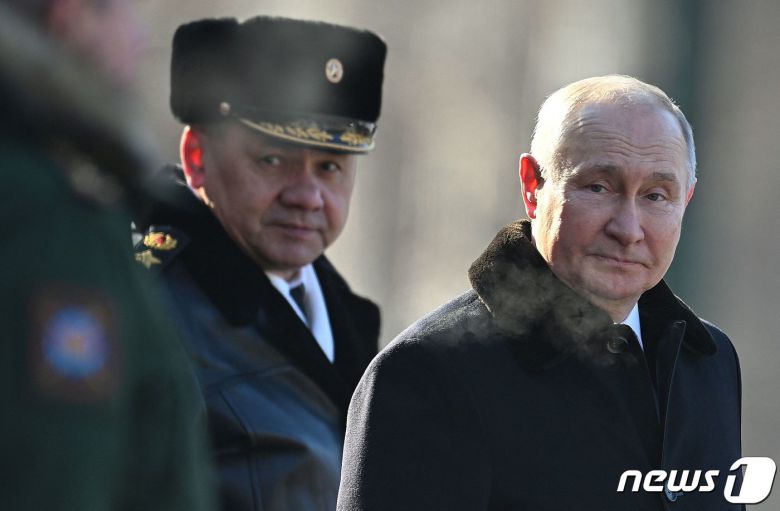 블라디미르 푸틴 러시아 대통령이 23일(현지시간) 모스크바 알렉산더 가든에서 '조국 수호자의 날'을 맞아 무명 용사의 묘 헌화식에 세르게이 쇼이구 국방장관과 참석을 하고 있다. ⓒ AFP=뉴스1 ⓒ News1 우동명 기자