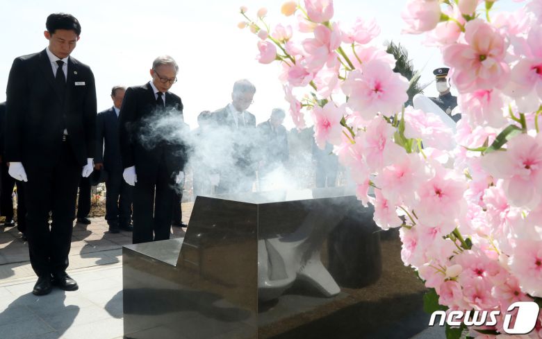 이명박 전 대통령이 서해수호의 날을 앞두고 22일 대전 유성구 국립대전현충원을 찾아 천안함 46용사 묘역에 참배하고 있다.  2023.3.22/뉴스1 ⓒ News1 김기태 기자