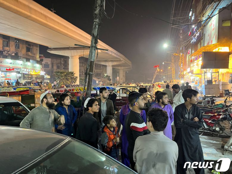 21일(현지시간) 아프간 북부에서 규모 6.5의 지진이 발생한 가운데 파키스탄 라호르에서도 진동이 감지돼 놀란 주민들이 거리로 나와 있다. 2023.03.21. ⓒ 로이터=뉴스1 ⓒ News1 김성식 기자