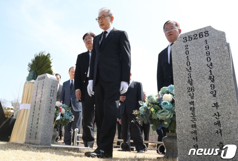 이명박 전 대통령이 서해수호의 날을 앞두고 22일 대전 유성구 국립대전현충원을 찾아 천안함 46용사 묘역에 참배한 뒤 묘비를 둘러보고 있다. 2023.3.22/뉴스1 ⓒ News1 김기태 기자