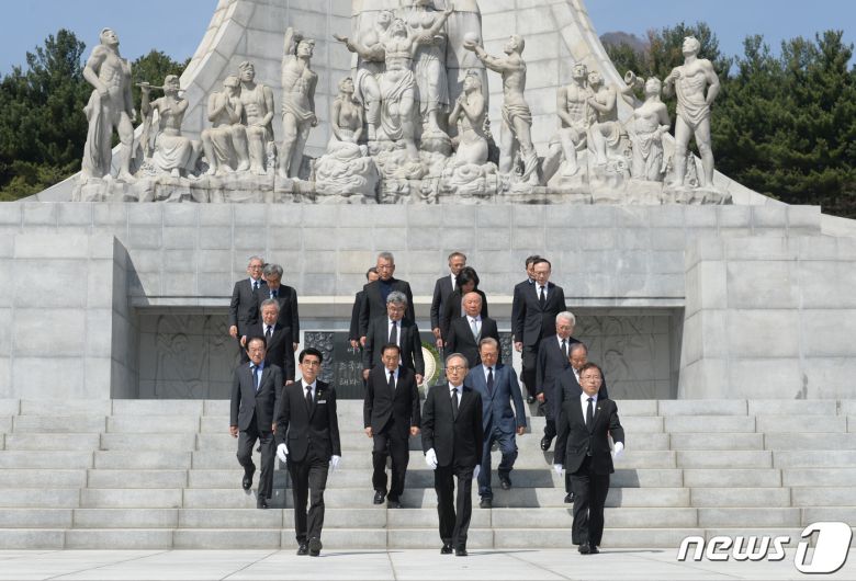 이명박 전 대통령이 서해수호의 날을 앞두고 22일 대전 유성구 국립대전현충원을 찾아 현충탑에 참배를 마치고 이동하고 있다. 2023.3.22/뉴스1 ⓒ News1 김기태 기자