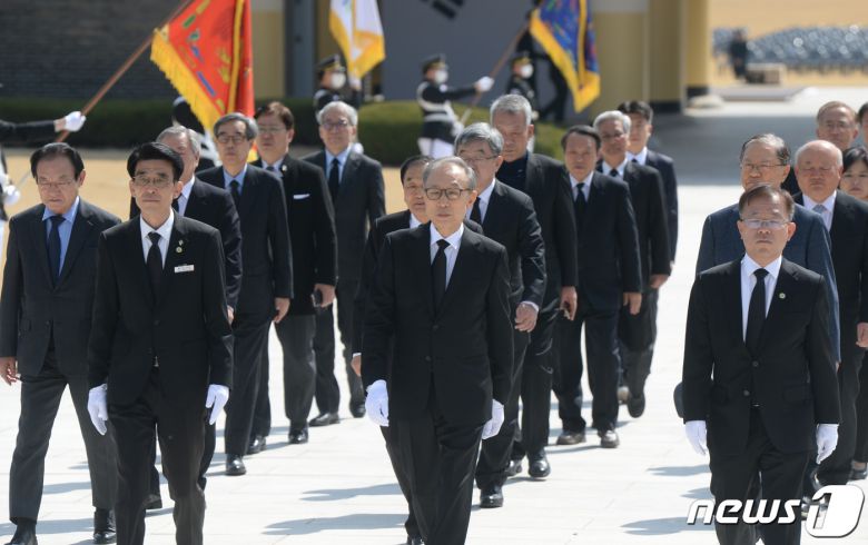 이명박 전 대통령이 서해수호의 날을 앞두고 22일 대전 유성구 국립대전현충원을 찾아 현충탑에 참배하기 위해 이동하고 있다. 이날 참배는 이 전 대통령과 함께 류우익 전 대통령 실장, 정정길 전 대통령 실장, 이재오 전 특임장관, 이귀남 전 법무부장관, 현인택 전 통일부장관, 정동기 전 청와대 민정수석, 김두우 전 청와대 홍보수석, 홍상표 전 청와대 홍보수석, 장다사로 전 청와대 총무기획관 등 이명박 정부 인사 24명이 함께했다. 2023.3.22/뉴스1 ⓒ News1 김기태 기자