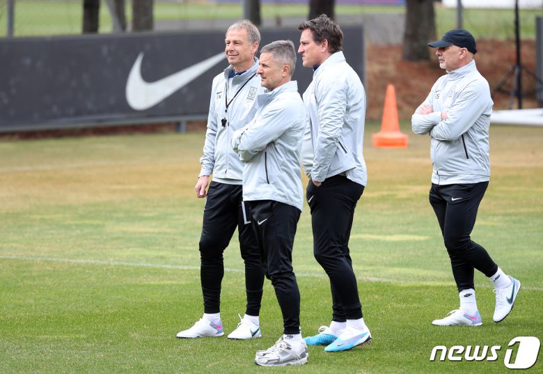 위르겐 클린스만 대한민국 축구 국가대표팀 감독이 22일 오전 경기도 파주 축구국가대표트레이닝센터(NFC)에서 안드레아스 헤어초크 수석코치, 베르너 로이타드 피지컬 코치, 파올로 스트링가라 코치 등과 대화를 나누고 있다. 손흥민과 이강인, 김민재 등 카타르월드컵 주역 대부분이 승선한 클린스만호는 오는 24일 콜롬비아전(울산)과 28일 우루과이전(서울)을 치른다. 2023.3.22/뉴스1 ⓒ News1 박정호 기자