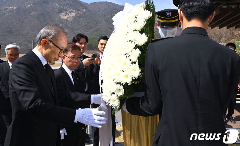 이명박 전 대통령이 서해수호의 날을 앞두고 22일 대전 유성구 국립대전현충원을 찾아 제2연평해전 묘역과 연평도 포격 도발 희생자 묘역에 헌화하고 있다. 2023.3.22/뉴스1 ⓒ News1 김기태 기자