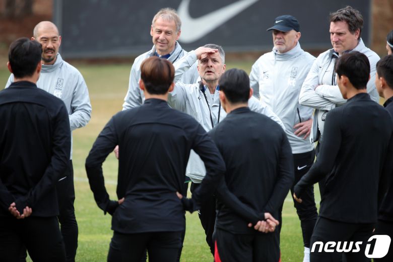 베르너 로이타드 대한민국 축구 국가대표팀 피지컬 코치가 22일 오전 경기도 파주 축구국가대표트레이닝센터(NFC)에서 선수들과 훈련에 앞서 대화를 하고 있다. 손흥민과 이강인, 김민재 등 카타르월드컵 주역 대부분이 승선한 클린스만호는 오는 24일 콜롬비아전(울산)과 28일 우루과이전(서울)을 치른다. 2023.3.22/뉴스1 ⓒ News1 박정호 기자
