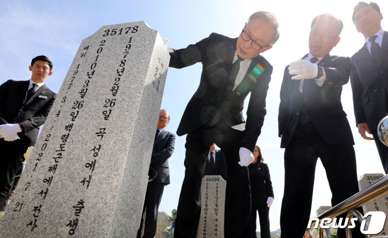 이명박 전 대통령이 서해수호의 날을 앞두고 22일 대전 유성구 국립대전현충원을 찾아 천안함 46용사 묘역에 참배한 뒤 묘비를 바라보고 있다. 2023.3.22/뉴스1 ⓒ News1 김기태 기자