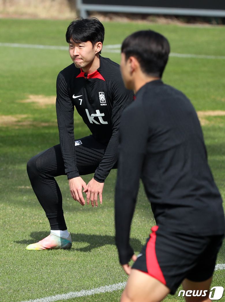 대한민국 축구 국가대표팀 주장 손흥민이 22일 오전 경기도 파주 축구국가대표트레이닝센터(NFC)에서 훈련을 하고 있다. 손흥민과 이강인, 김민재 등 카타르월드컵 주역 대부분이 승선한 클린스만호는 오는 24일 콜롬비아전(울산)과 28일 우루과이전(서울)을 치른다. 2023.3.22/뉴스1 ⓒ News1 박정호 기자