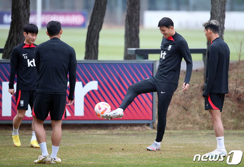 대한민국 축구 국가대표팀 김민재가 22일 오전 경기도 파주 축구국가대표트레이닝센터(NFC)에서 김문환, 정우영 등과 몸을 풀고 있다. 손흥민과 이강인, 김민재 등 카타르월드컵 주역 대부분이 승선한 클린스만호는 오는 24일 콜롬비아전(울산)과 28일 우루과이전(서울)을 치른다. 2023.3.22/뉴스1 ⓒ News1 박정호 기자
