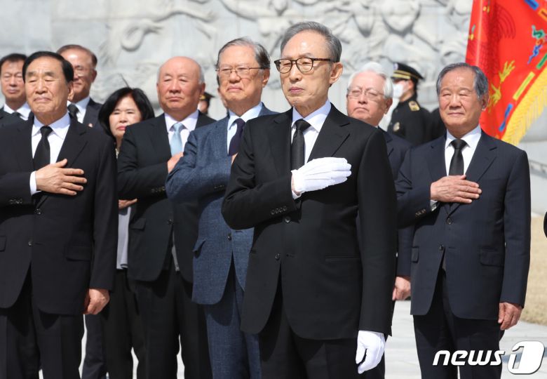 이명박 전 대통령이 서해수호의 날을 앞두고 22일 대전 유성구 국립대전현충원을 찾아 현충탑에 참배한 뒤 국기에 대한 경례를 하고 있다. 이날 참배는 이 전 대통령과 함께 류우익 전 대통령 실장, 정정길 전 대통령 실장, 이재오 전 특임장관, 이귀남 전 법무부장관, 현인택 전 통일부장관, 정동기 전 청와대 민정수석, 김두우 전 청와대 홍보수석, 홍상표 전 청와대 홍보수석, 장다사로 전 청와대 총무기획관 등 이명박 정부 인사 24명이 함께했다. 2023.3.22/뉴스1 ⓒ News1 김기태 기자