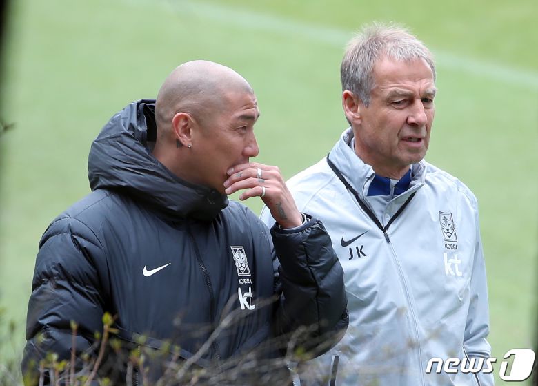 위르겐 클린스만 대한민국 축구 국가대표팀 감독이 22일 오전 경기도 파주 축구국가대표트레이닝센터(NFC)에서 대화를 나누고 있다. 손흥민과 이강인, 김민재 등 카타르월드컵 주역 대부분이 승선한 클린스만호는 오는 24일 콜롬비아전(울산)과 28일 우루과이전(서울)을 치른다. 2023.3.22/뉴스1 ⓒ News1 박정호 기자