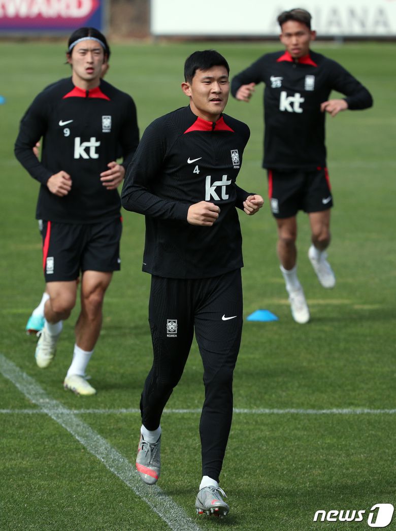 대한민국 축구 국가대표팀 김민재가 22일 오전 경기도 파주 축구국가대표트레이닝센터(NFC)에서 훈련을 하고 있다. 손흥민과 이강인, 김민재 등 카타르월드컵 주역 대부분이 승선한 클린스만호는 오는 24일 콜롬비아전(울산)과 28일 우루과이전(서울)을 치른다. 2023.3.22/뉴스1 ⓒ News1 박정호 기자