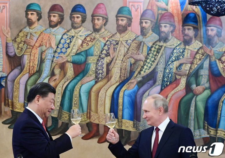 21일(현지시간) 러시아 모스크바 크렘린궁에서 국빈 만찬을 즐기고 있는 시진핑 중국 국가주석과 블라디미르 푸틴 러시아 대통령 2023.3.21 ⓒ 로이터=뉴스1 ⓒ News1 정윤미 기자